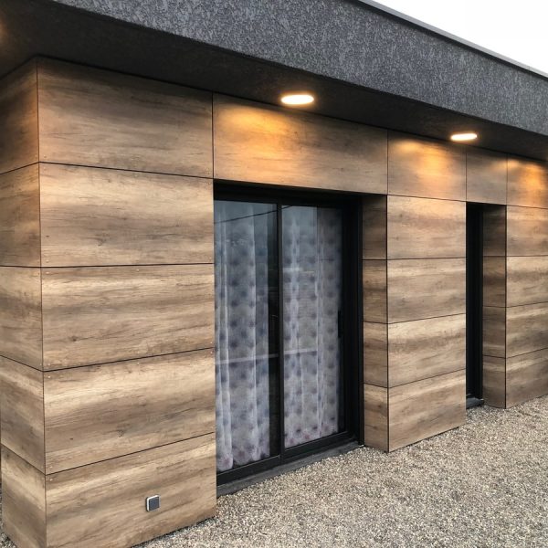 Maison-cubes-viviers-éclairage-extérieur-spots-ronds-led-avant-toit