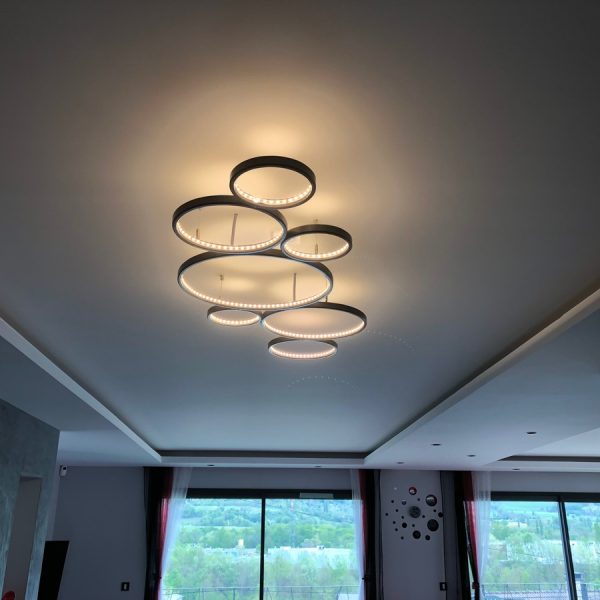 Maison-cubes-viviers-lustre-design-tendance-métal-ruban-lumineux-led