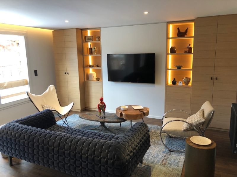 salon-cosy-chaud-bois-niches-rubans-led-rail-lumière